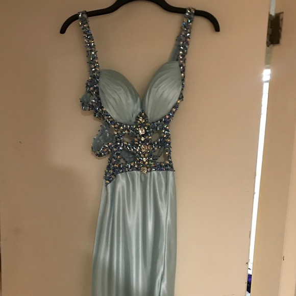 Never worn Prom/Formal gown - Picture 4 of 4